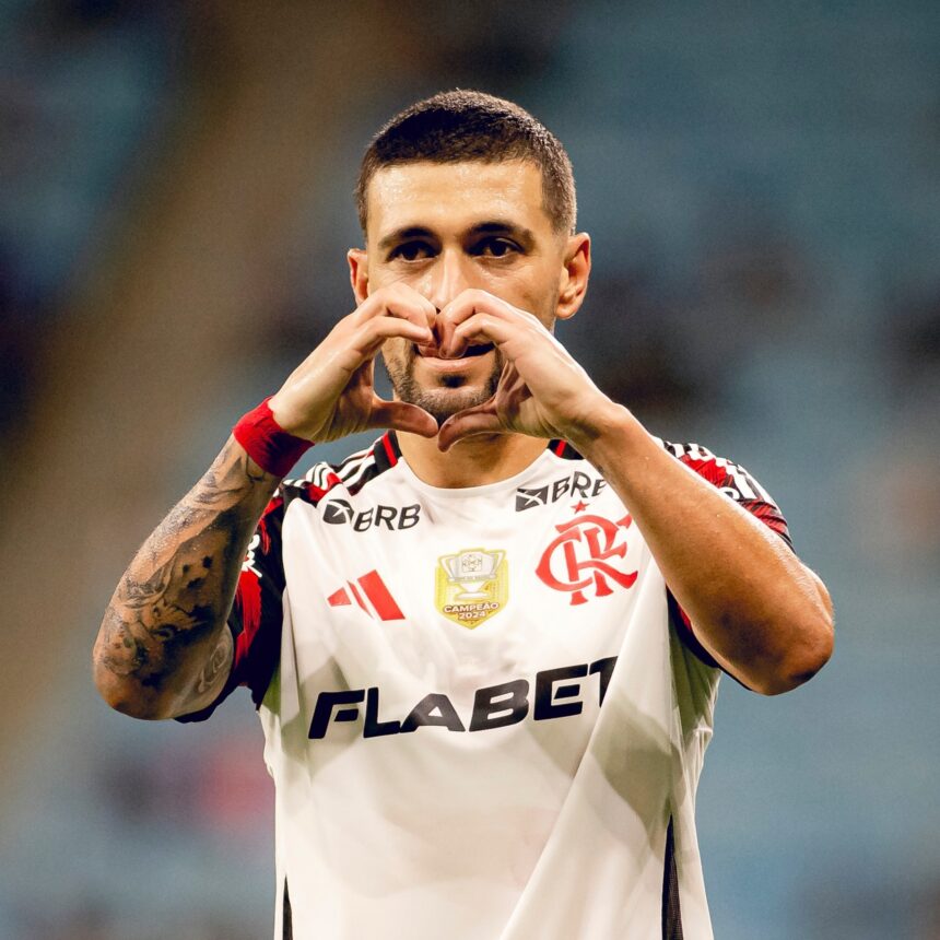 arrascaeta faz coracaozinho na comemoracao de seu segundo gol pelo flamengo contra o gremio 1744582383509 v2 1x1