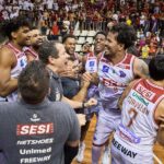 Jogadores de Franca comemoram a vitoria sobre o Flamengo e a classificacao da equipe para a final do NBB